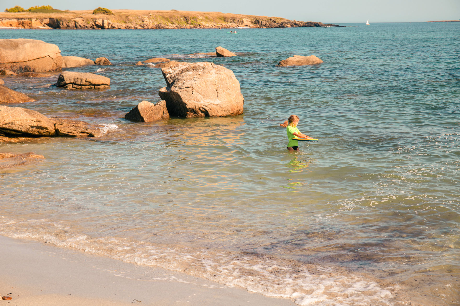 enfant se baigner plages bretagne