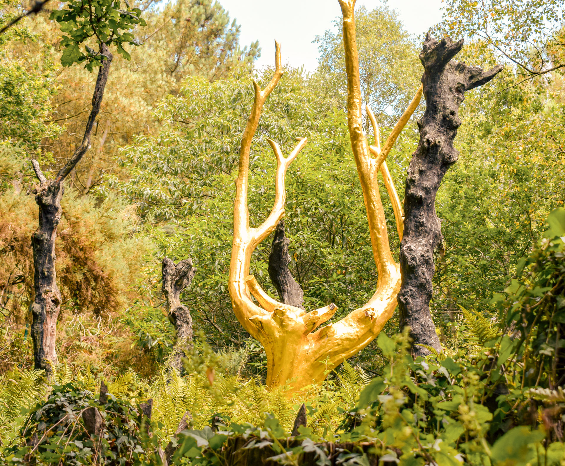 foret de broceliande sculpture or cerf magique bretagne