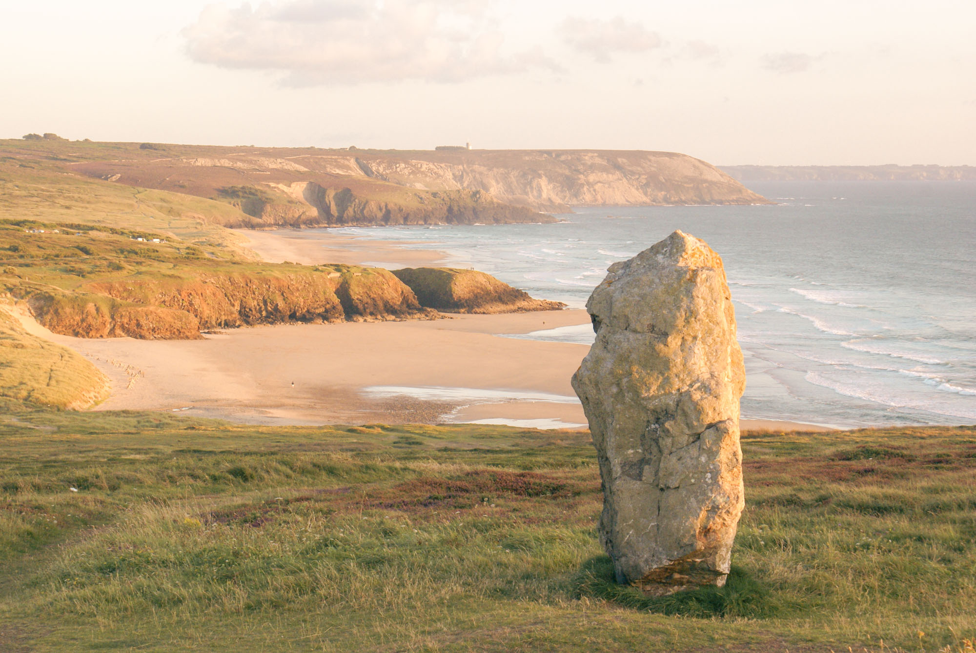 menhir bord de l'eau bretagne mégalithe