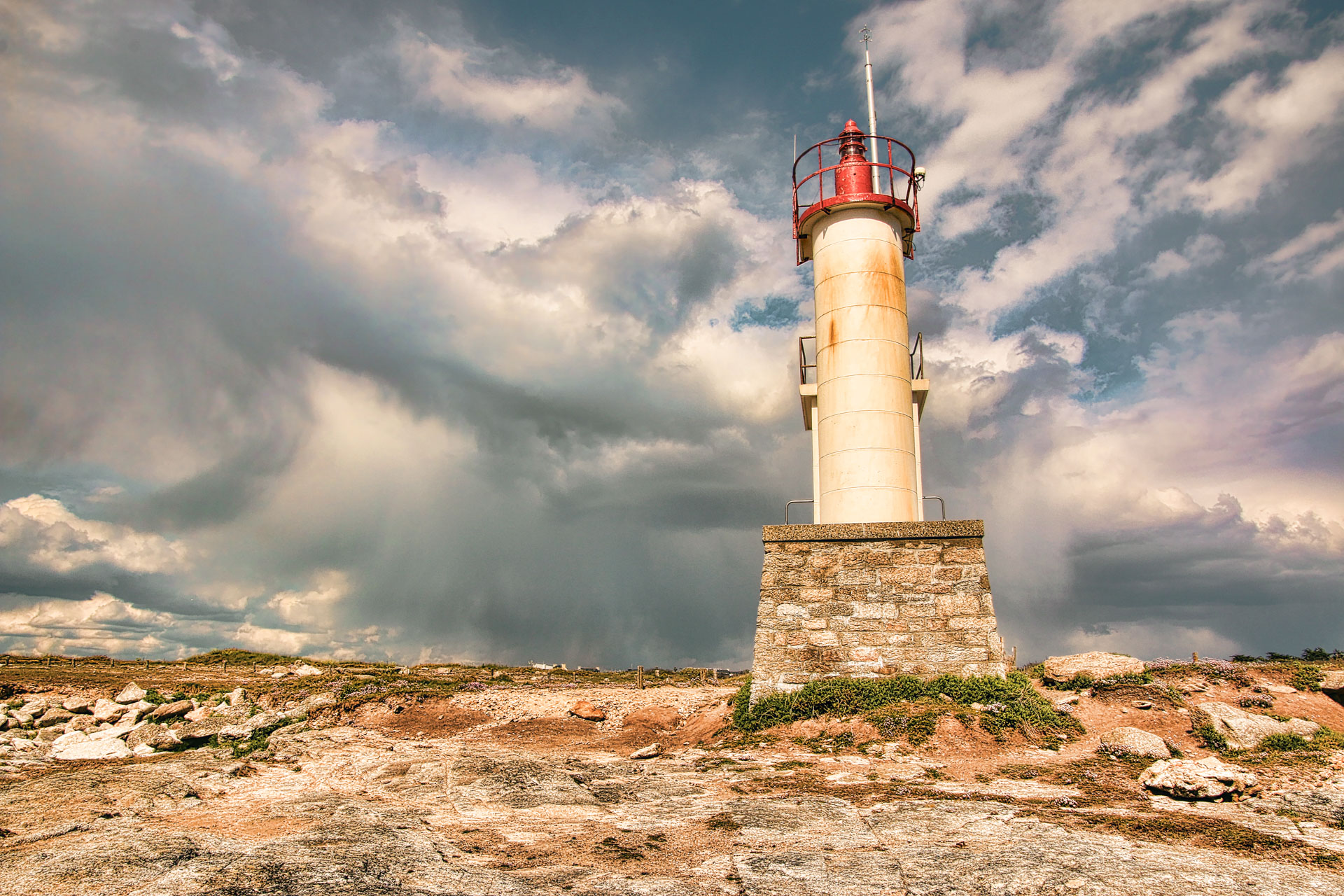 phare de kerroch bretagne close up